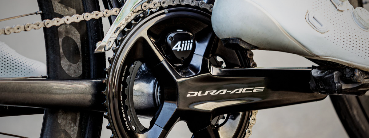 Dura-ace crankstel met 4iiii powermeter en witte racefiets schoenen zwartgrijze racefiets