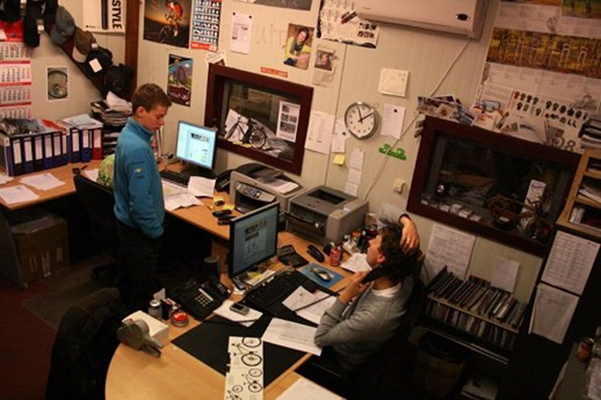 pieter en matthijs op kantoor in de schuur
