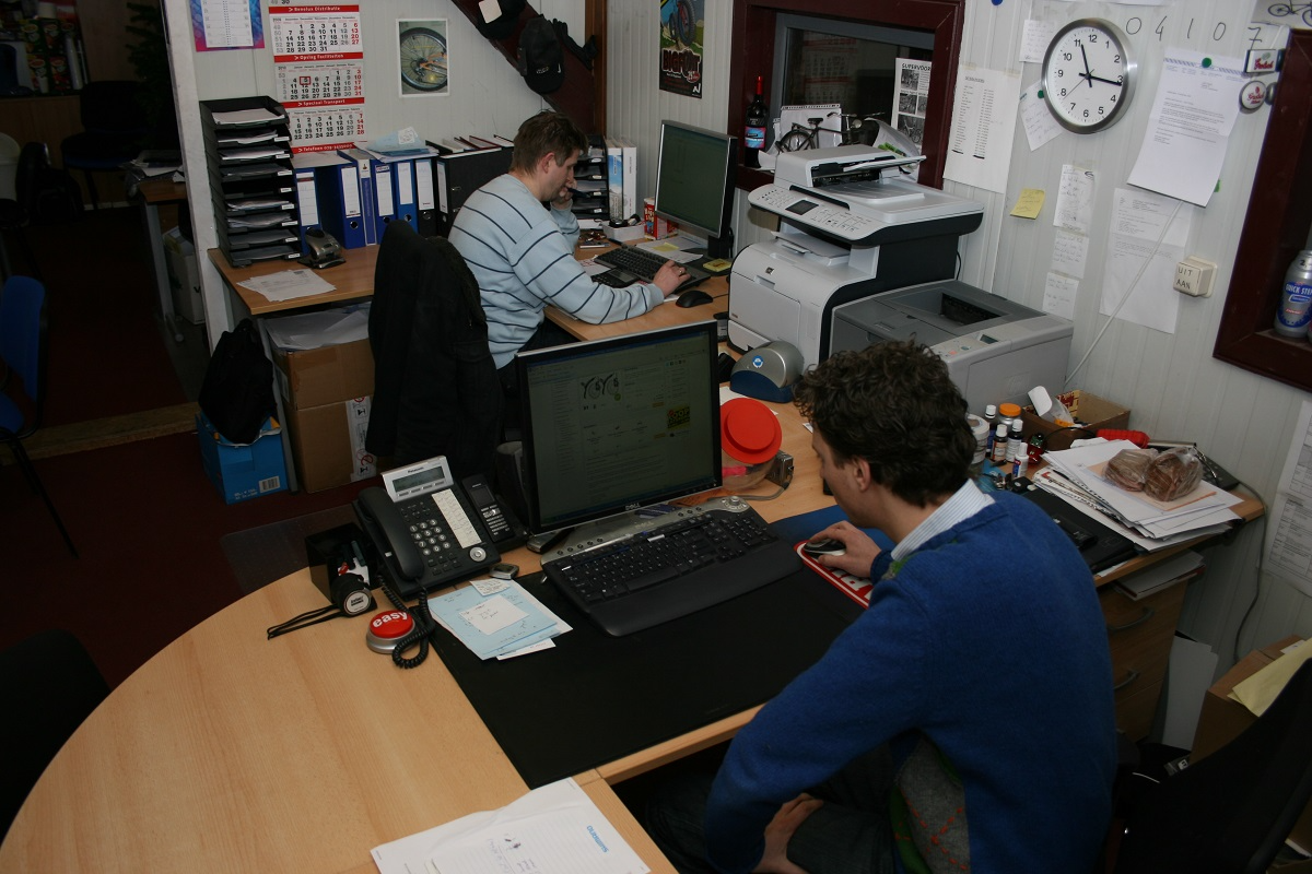 pieter en matthijs in kantoor in schuur