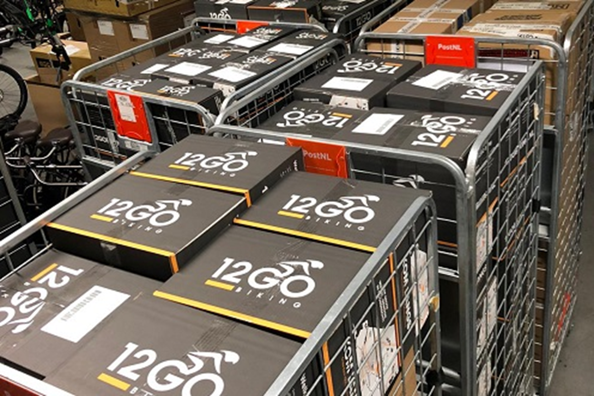 12go pakketten op een kar