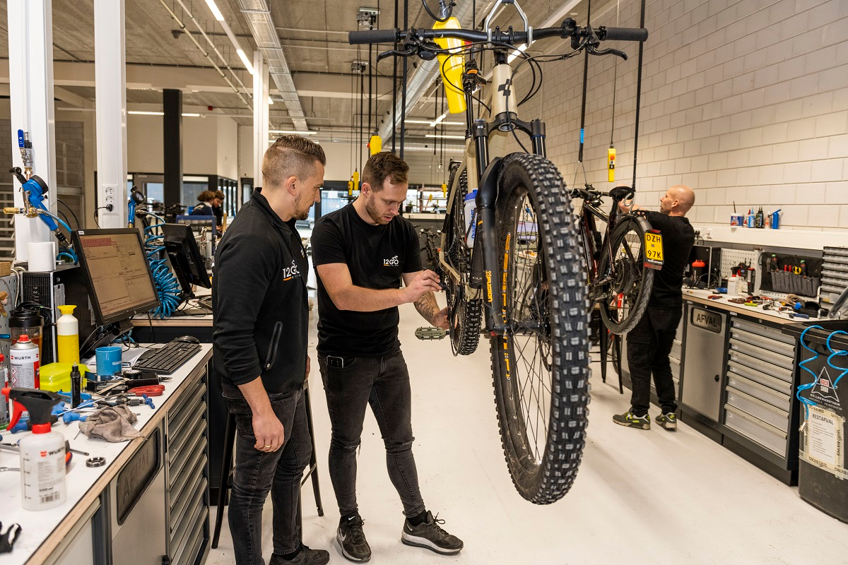 12go biking servicemonteurs met fiets