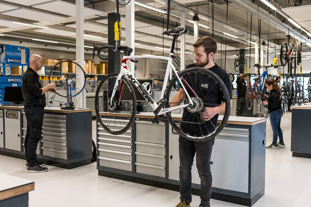 12go biking service monteur met fiets