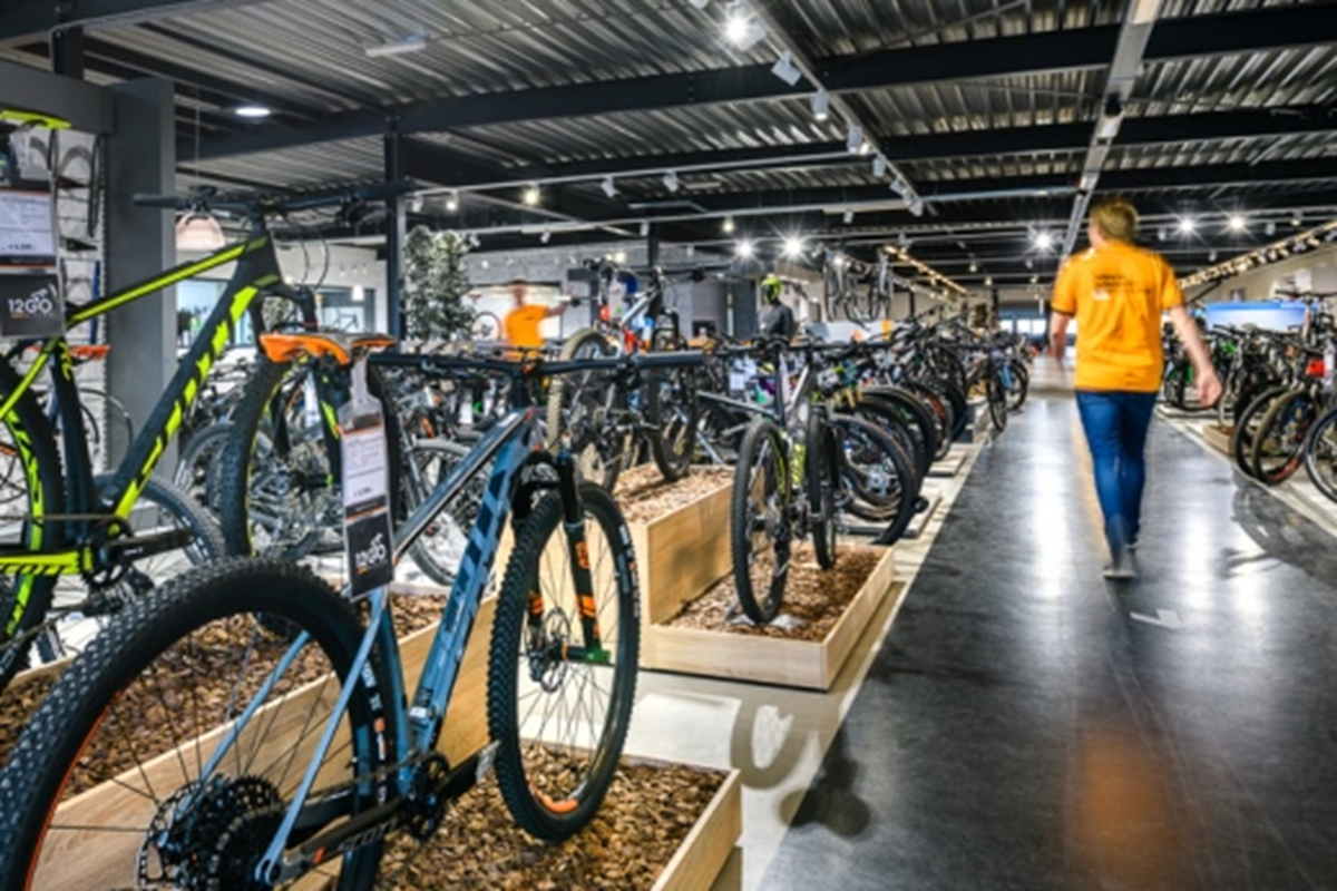 verkoper in de 12go showroom