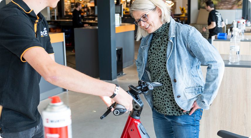 Klant krijgt uitleg over de fiets bij 12GO Biking