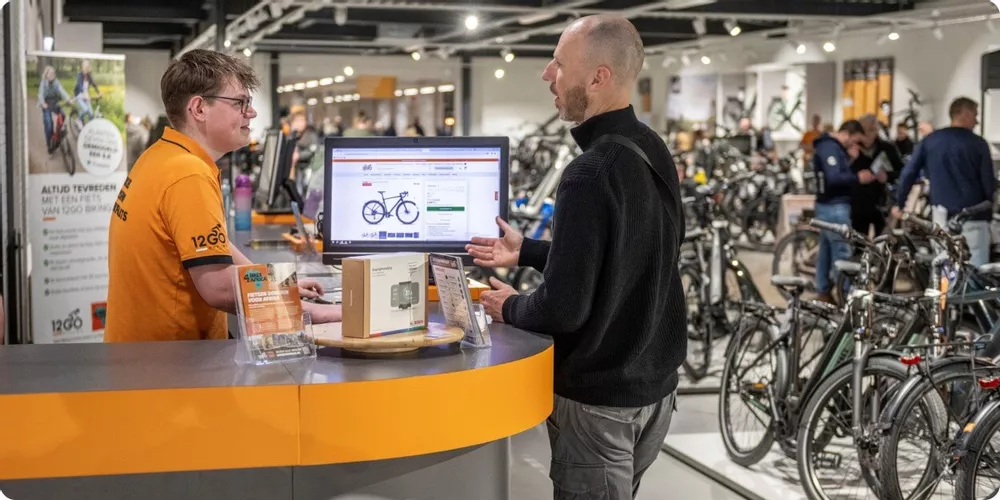 Showroom-klant-verkoper-fiets