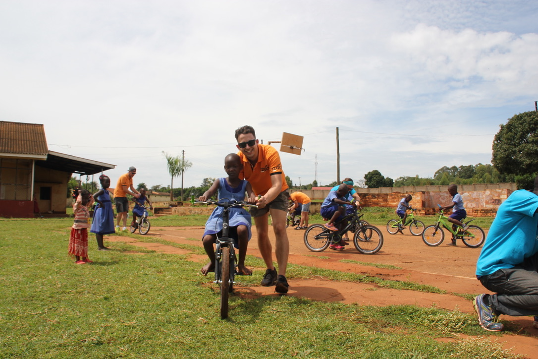bikes4africa-collega-leert-kind-fietsen