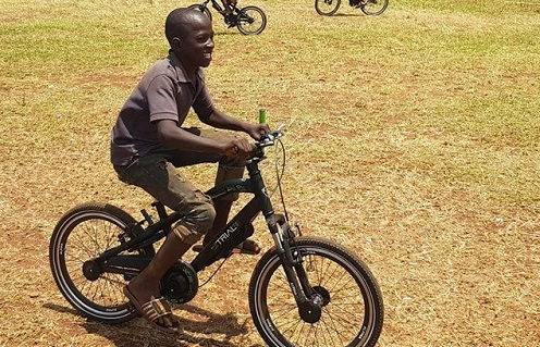 bikes4africa-kind-op-fiets