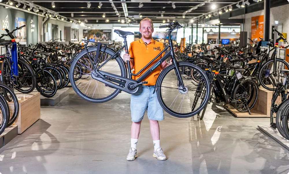 collega-met-batavus-stadsfiets-opgetild