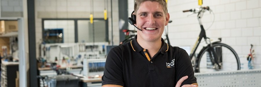 collega-met-headset-in-werkplaats