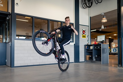 collega-met-wheelie-oude-uitleveren