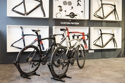 custom-fietsen-in-showroom-hok