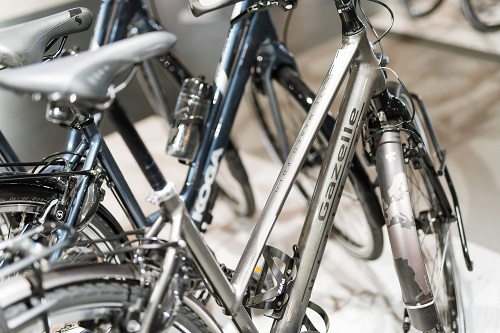 gazelle-en-koga-stadsfiets-in-winkel