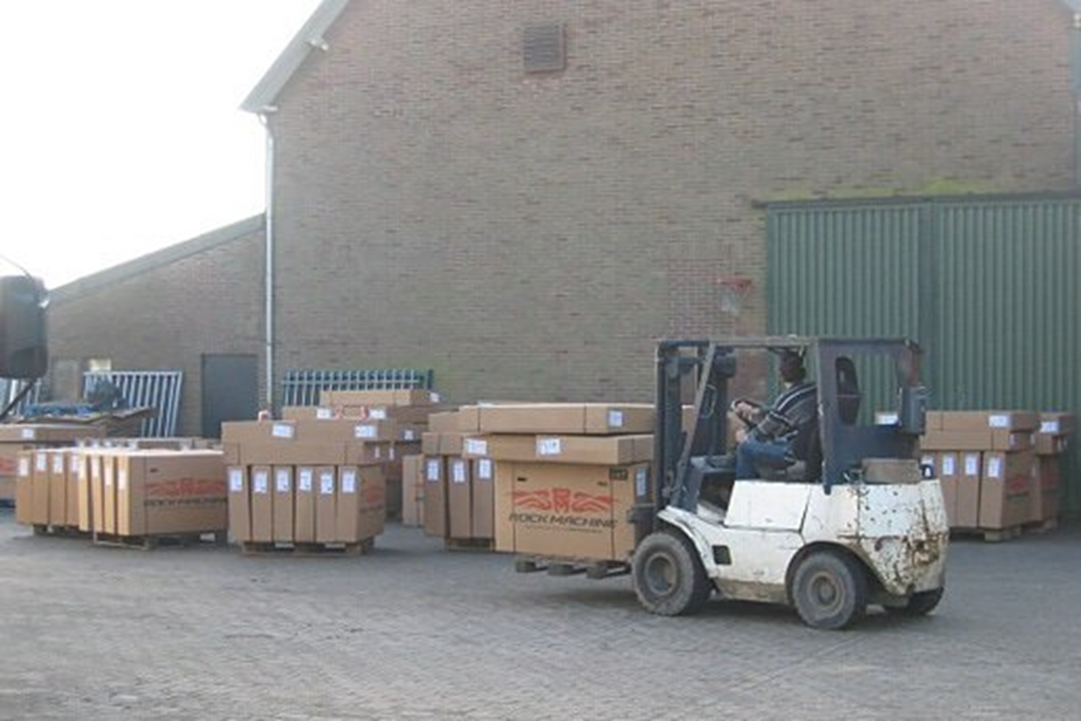 heftruck die lading fietsen lost