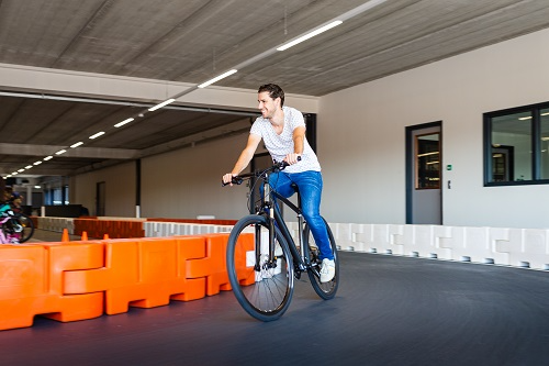 hybride-fiets-op-testbaan-binnen