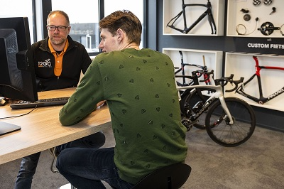 klant-in-gesprek-custom-fiets