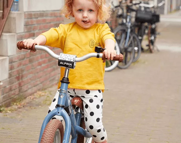 meisje-op-alpina-kinderfiets
