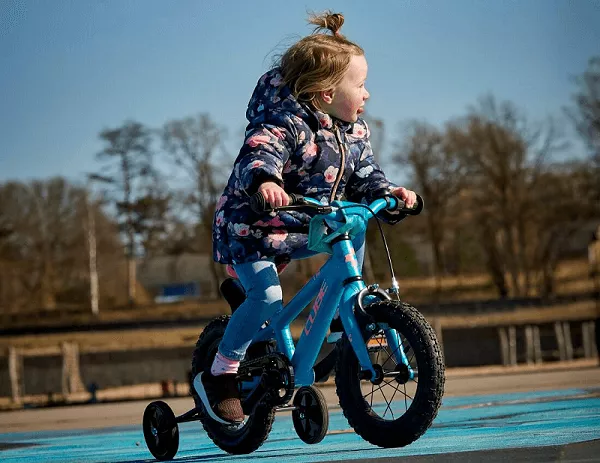 meisje-op-cube-kinderfiets