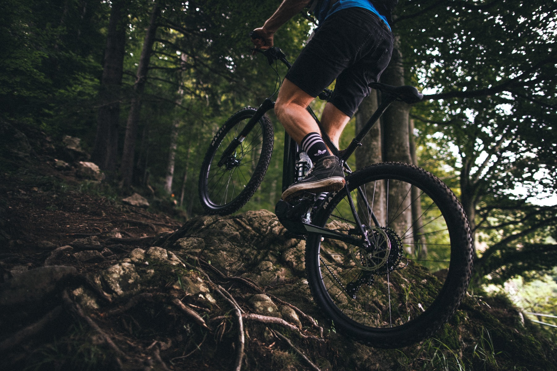 tegelpagina-elektrische-mountainbiker-in-bos