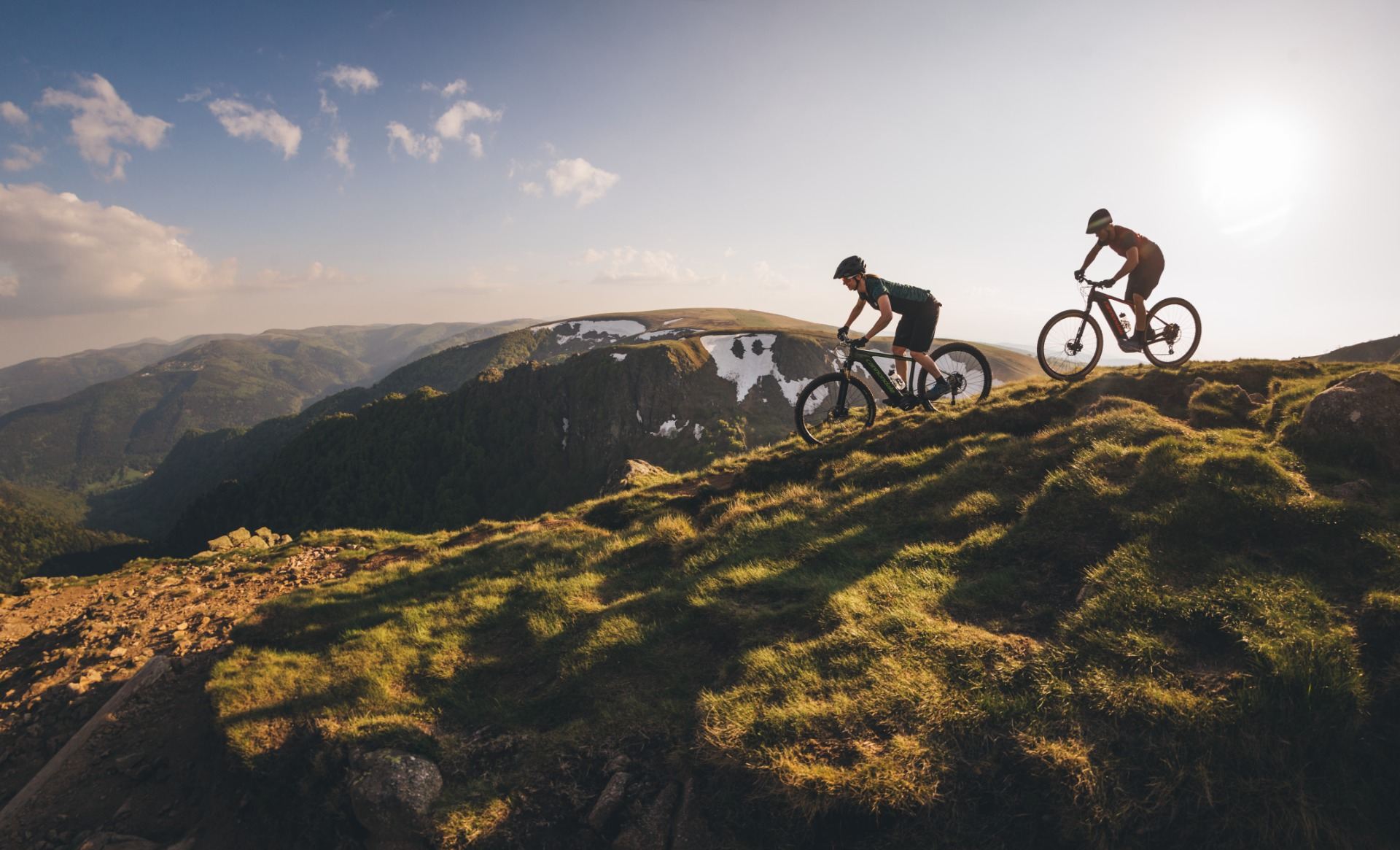 tegelpagina-elektrische-mountainbikers-in-bergen