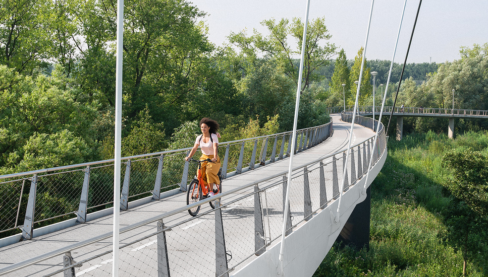 tegelpagina-stadsfiets-fietser-op-brug