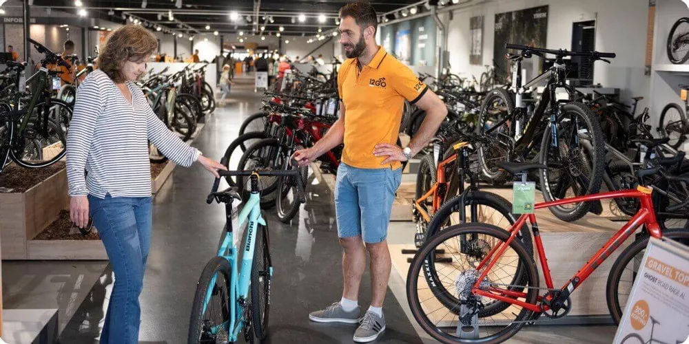 verkoper-met-klant-bij-bianchi-racefiets