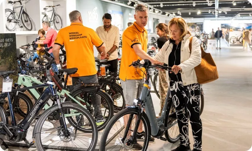 verkopers-met-klanten-bij-e-bikes
