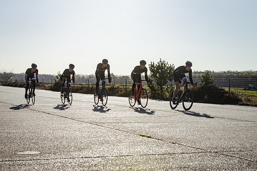 vijf-fietsers-op-racefietsen
