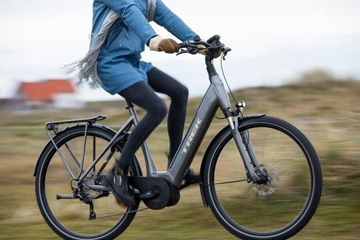 vrouw-op-trek-e-bike