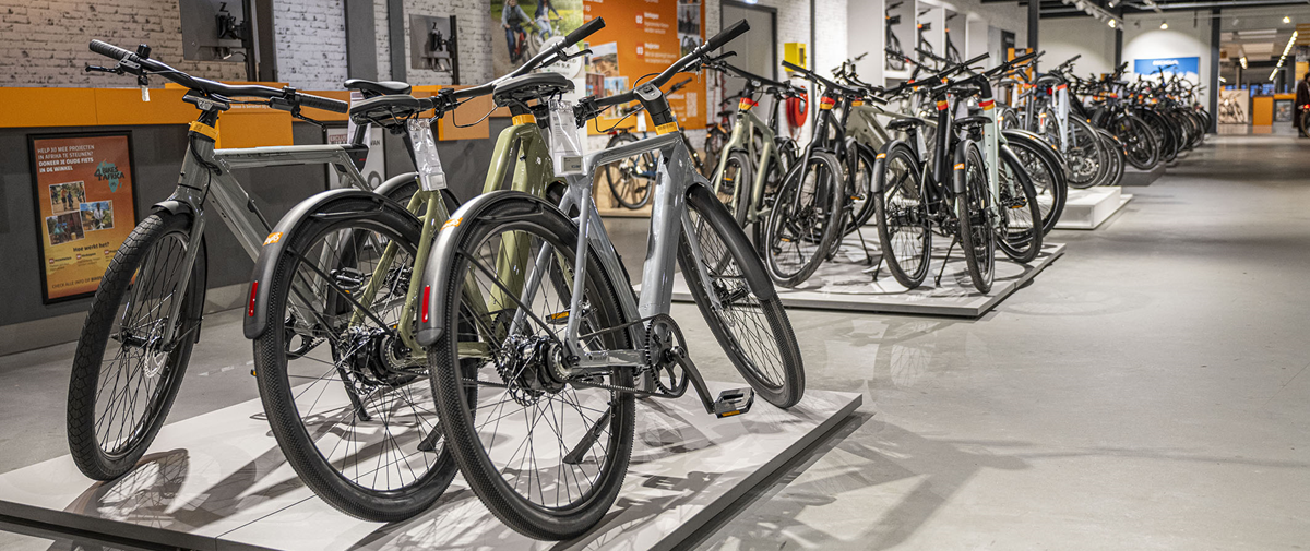 Urban elektrische fietsen in de showroom van 12GO Biking