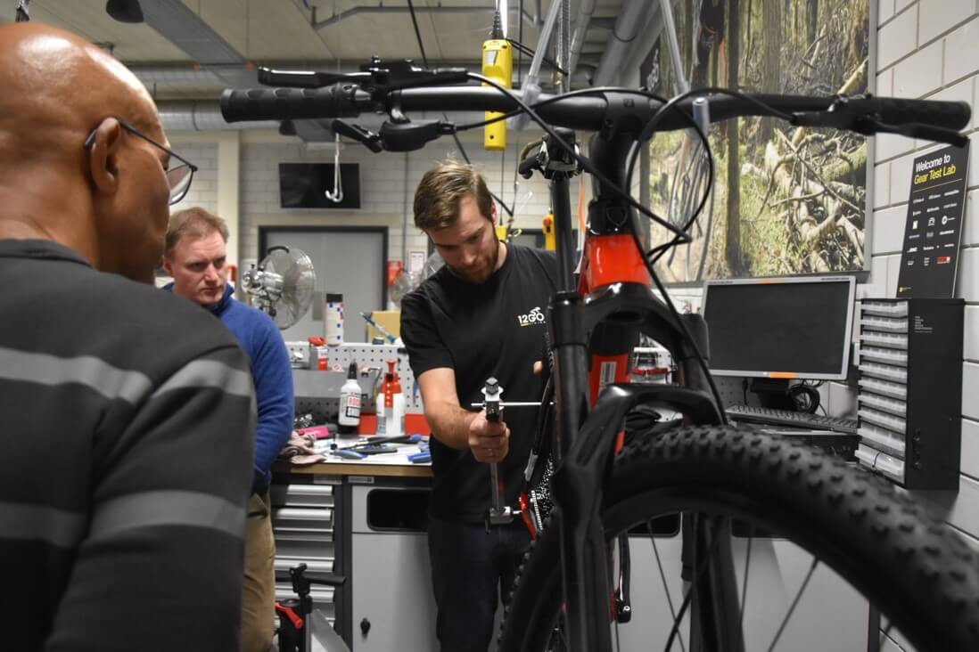 evenement-sleutelavond-achterwiel-bij-mountainbike-vastzetten