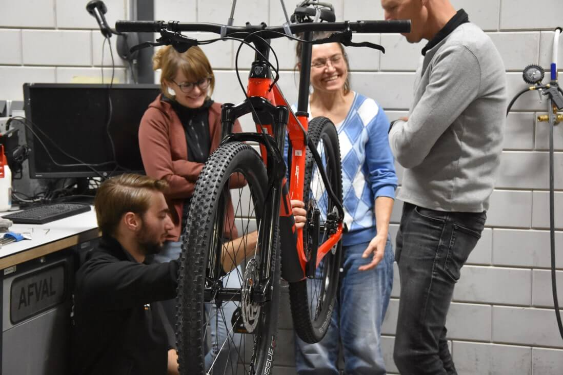 evenement-sleutelavond-lachend-groepje-bij-mountainbike