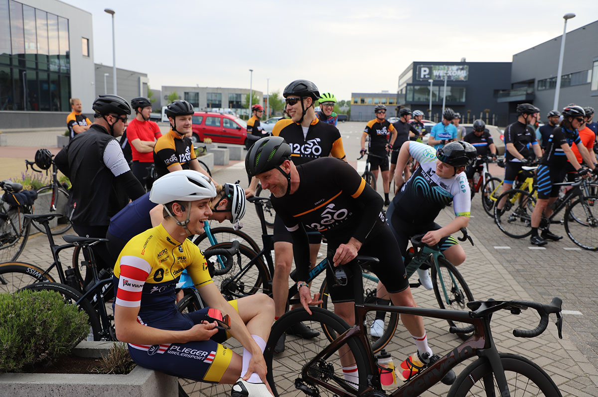 evenement-social-ride-groep-bij-plantenbak