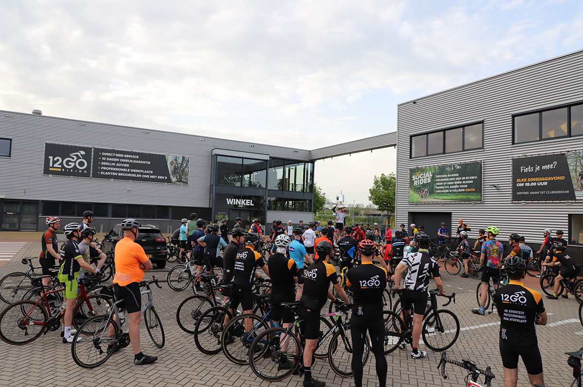 evenement-social-ride-groep-luistert-naar-uitleg
