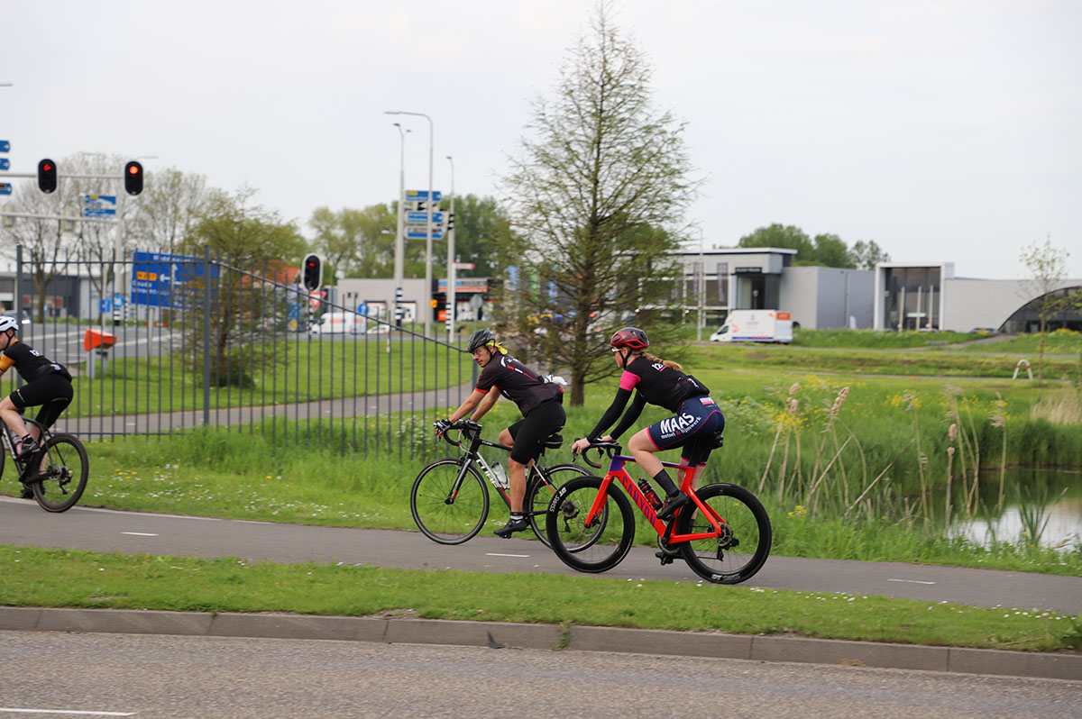 evenement-social-ride-groep-vertrekt-overkant-weg