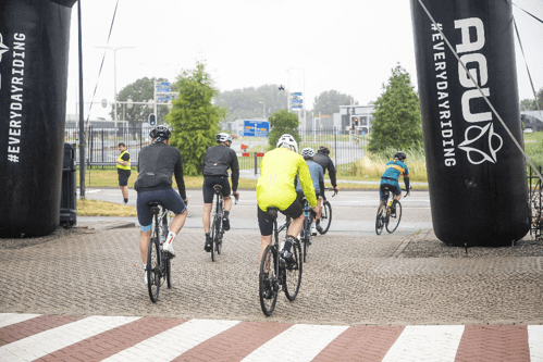 evenement-social-ride-groepje-vertrekt-agu-boog