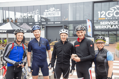 evenement-social-ride-poserend-groepje-voor-werkplaats