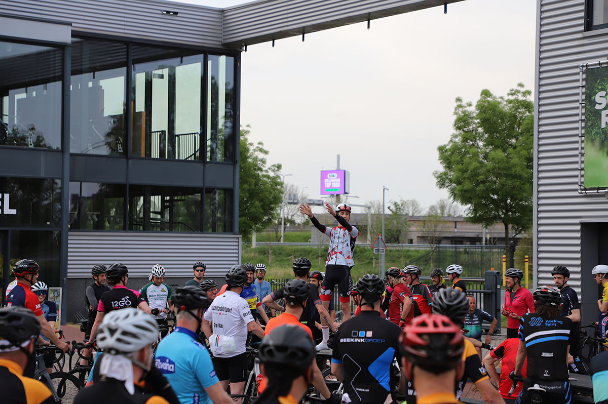 evenement-social-ride-uitleg-op-tafel