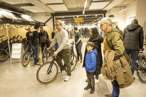 evenement-testdag-binnen-racefiets-zwart-neutrale-band