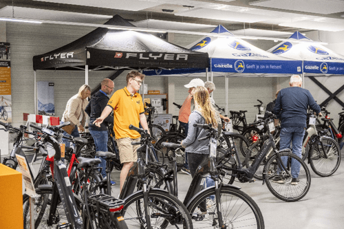 evenement-testdag-binnen-uitleg-verkoper-voor-flyer-tent