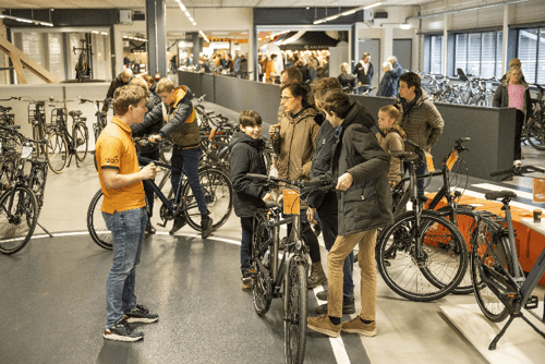 evenement-testdag-binnen-uitleg-verkoper