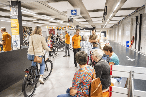 evenement-testdag-binnen-zittende-mensen-testbaan