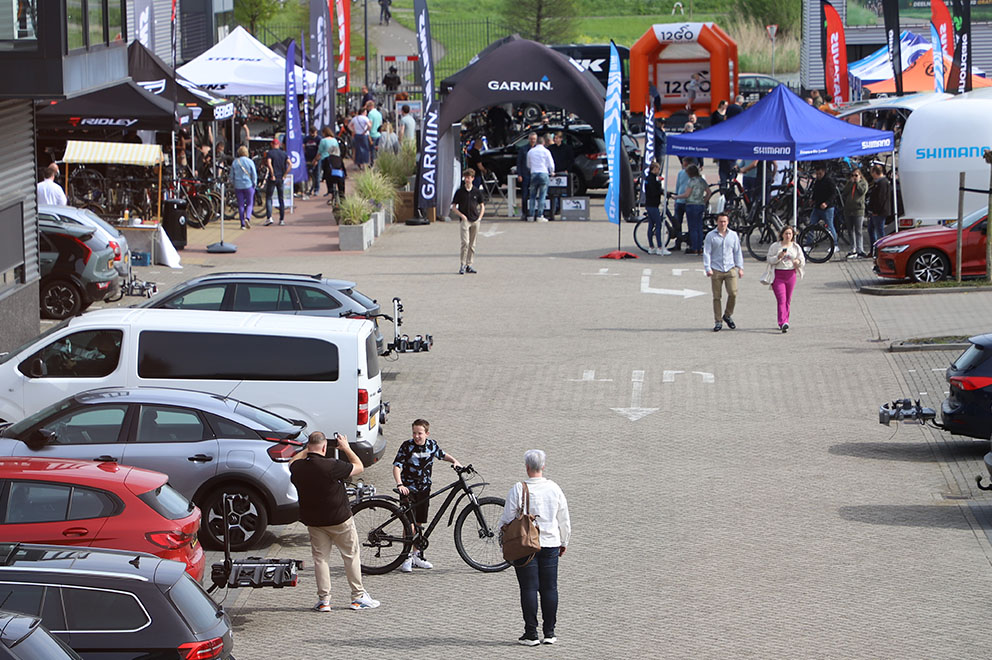 evenement-testdag-jongen-met-fiets-voor-tenten