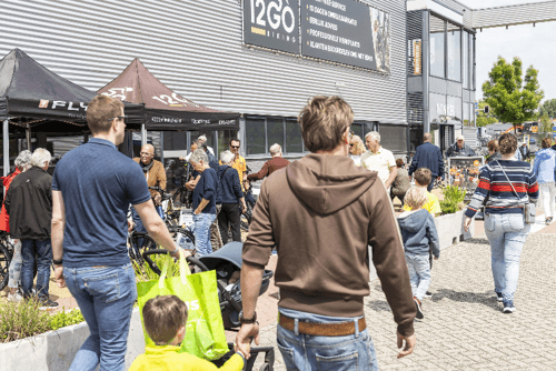 evenement-testdag-mensen-lopen-voor-tenten-richting-ingang