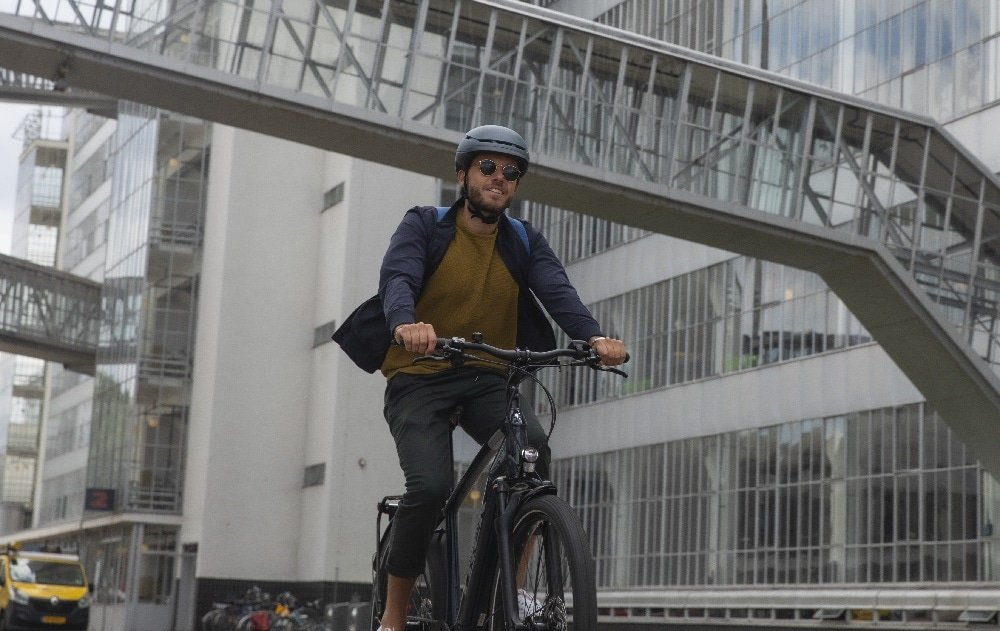 elektrische-fiets-bij-gebouw-met-loopbrug