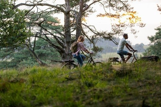 twee-fietsers-in-de-natuur