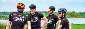 12go-personeel-in-12go-fietskleding-buiten