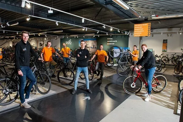 showroom-fietsen-met-personeel