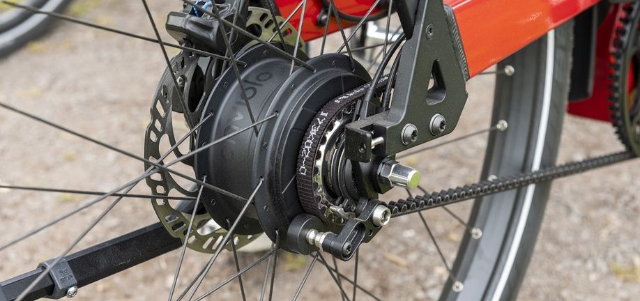 Rode e-bike met Enviolo naaf in het achterwiel met een riemaandrijving en schijfremmen