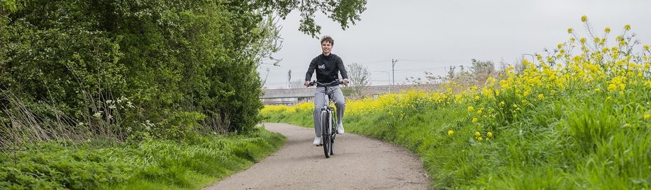 Elektrische fiets buiten in natuur op bospad