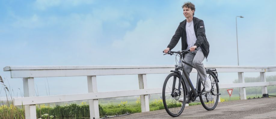 Jurre fietst met de Winora Domingo